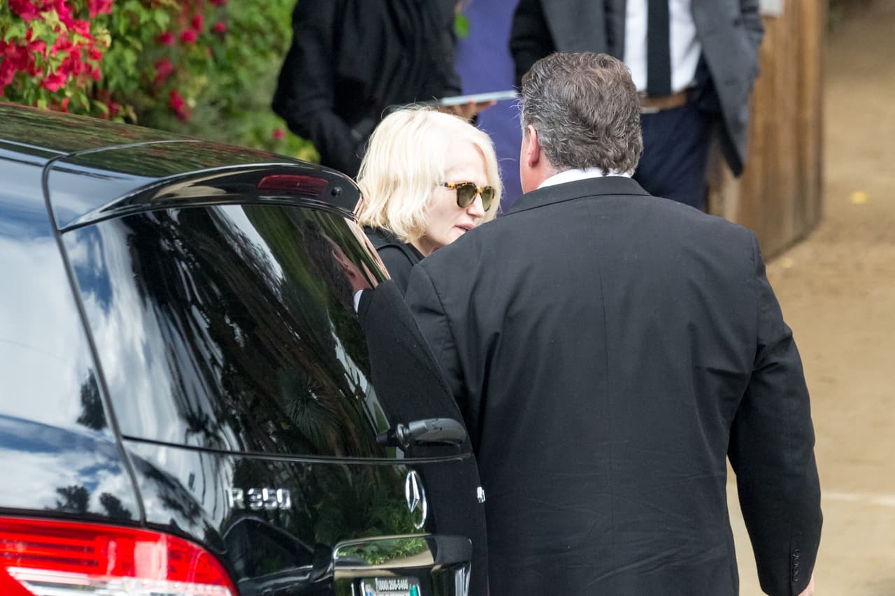 La acrtriz Ellen Barkin fue de las primeras en marcharse del evento, extrañando en el lugar la presencia de sus amigas de tantos años, Debbie Reynolds y Carrie Fisher.