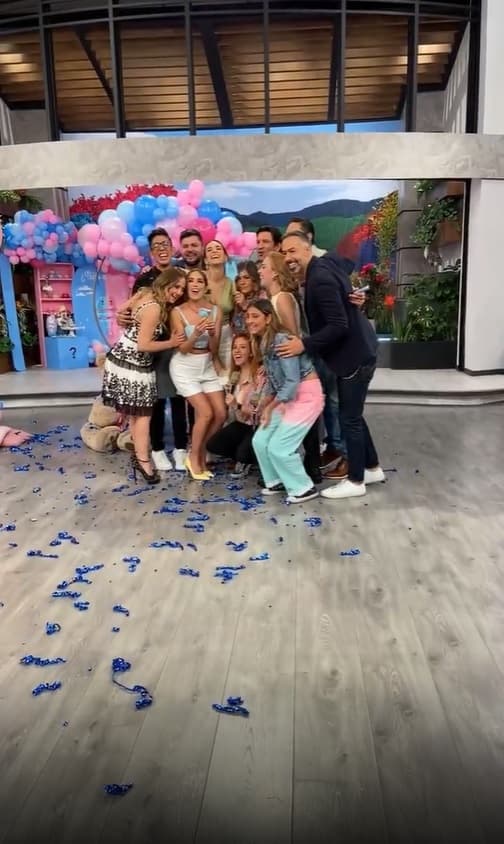 Andrea Escalona recibió abrazos y felicitaciones de sus compañeros y junto a todos posaron para una foto grupal.