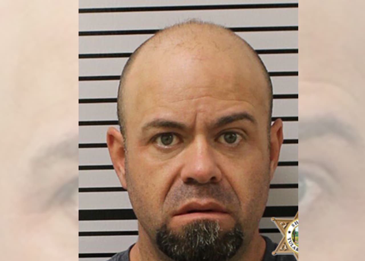 <b><a href="https://www.facebook.com/TulareSheriff/photos/pcb.4142037032533964/4141757572561910/?type=3&theater" target="_blank">Arrestado el 10 de agosto</a></b>
<a href="https://www.facebook.com/TulareSheriff/photos/pcb.4142037032533964/4141757572561910/?type=3&theater" target="_blank">. </a>
<b>Luis Jiménez Gutiérrez, tiene 42 años, es oriundo de Titpon</b> área y es buscado por asaltos con arma de fuego y por posesión de narcóticos.