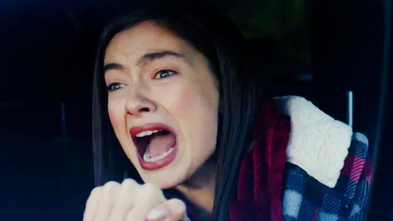 Lo que Nihan nunca imaginó es que Asu pasaría de una digna rival de amores a una criminal de pies a cabeza. Celosa por haber visto a Kemal y a ella juntos, Asu ordenó descomponer el auto de su rival para que muriera en un supuesto accidente. Su plan funcionó en parte, pues el vehículo se derrapó ante la mirada atónita de Kemal.