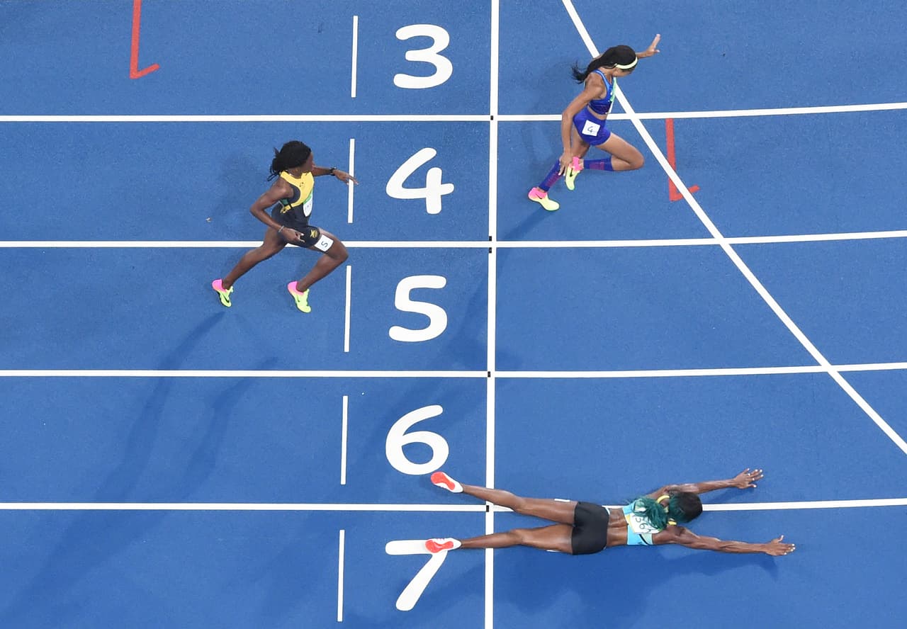 La bahamesa Shaunae Miller se arrojó sobre la línea de meta para conquistar el título olímpico de 400 metros y privar a la estadounidense Allyson Felix de sus aspiraciones de ser la primera atleta de la historia con cinco medallas de oro olímpicas.