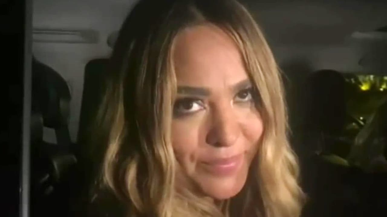 "Te molesta vernos divirtiéndonos en alguna fiesta, haciendo algún tipo de bailes raros que hace toda la gente que se divierte, te molesta mucho eso. Pero, ¿no te molesta 
<b><a href="https://www.univision.com/entretenimiento/lo-que-dicen-y-no-los-documentos-del-divorcio-de-lupillo-rivera-y-mayeli-alonso" target="_blank">que yo le pague la colegiatura a tus hijos </a></b>verdad? No te molesta que yo le tenga un chofer 24/7 para la hora que tú le hablas a mi hijo, yo te lo llevo a la puerta de tu casa sea la hora que sea, porque tú hay veces que ni siquiera le has podido dar un 'ride' a mi hija a la escuela".
<br>