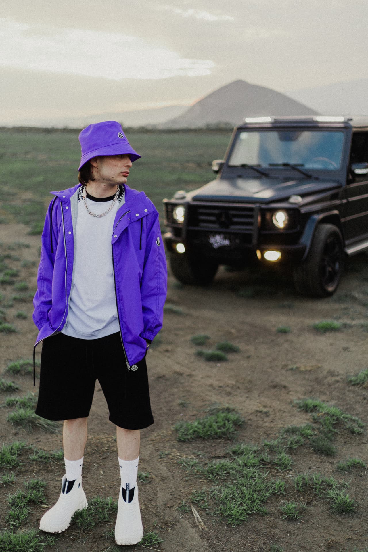 <h2 class="cms-H2-H2"><b>PESO PLUMA</b></h2>
<br>
<br>Hassan Emilio, nombre de pila del cantante mexicano y quien se ha convertido en la sensación musical del momento por temas como 'Ella baila sola', tiene 
<b>9 nominaciones</b>, entre las que se destacan: 
<b>Artista Premios Juventud Masculino, La Nueva Generación Regional Mexicano, Mejor Canción Regional Mexicana, Mejor Álbum Regional Mexicano y Quiero Más.</b>