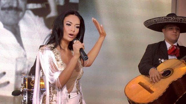 La guapa hija de Joan ya hace presentaciones públicas y ha demostrado que heredó el talento de su legendario padre.