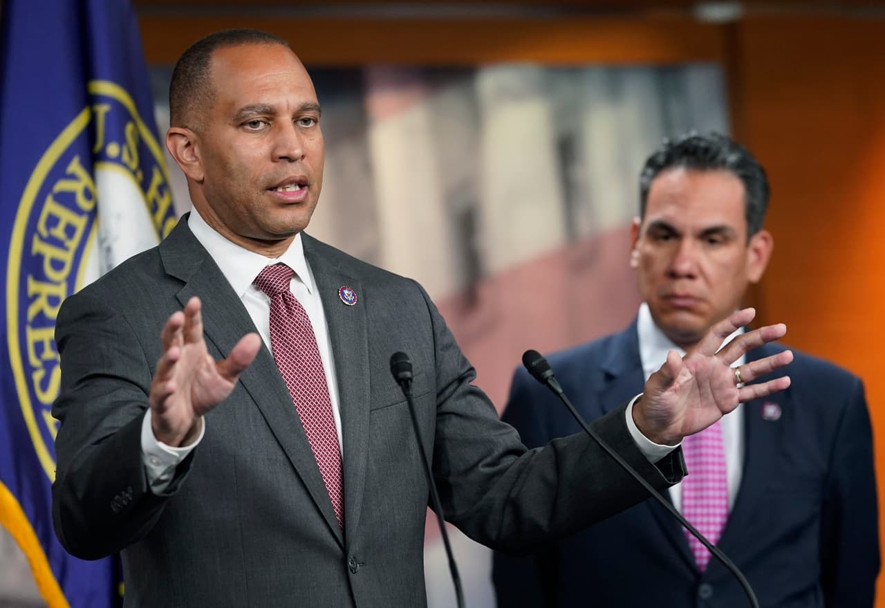 Hakim Jeffries confirma su postulación para suceder a Nancy Pelosi: sería el primer negro en el cargo