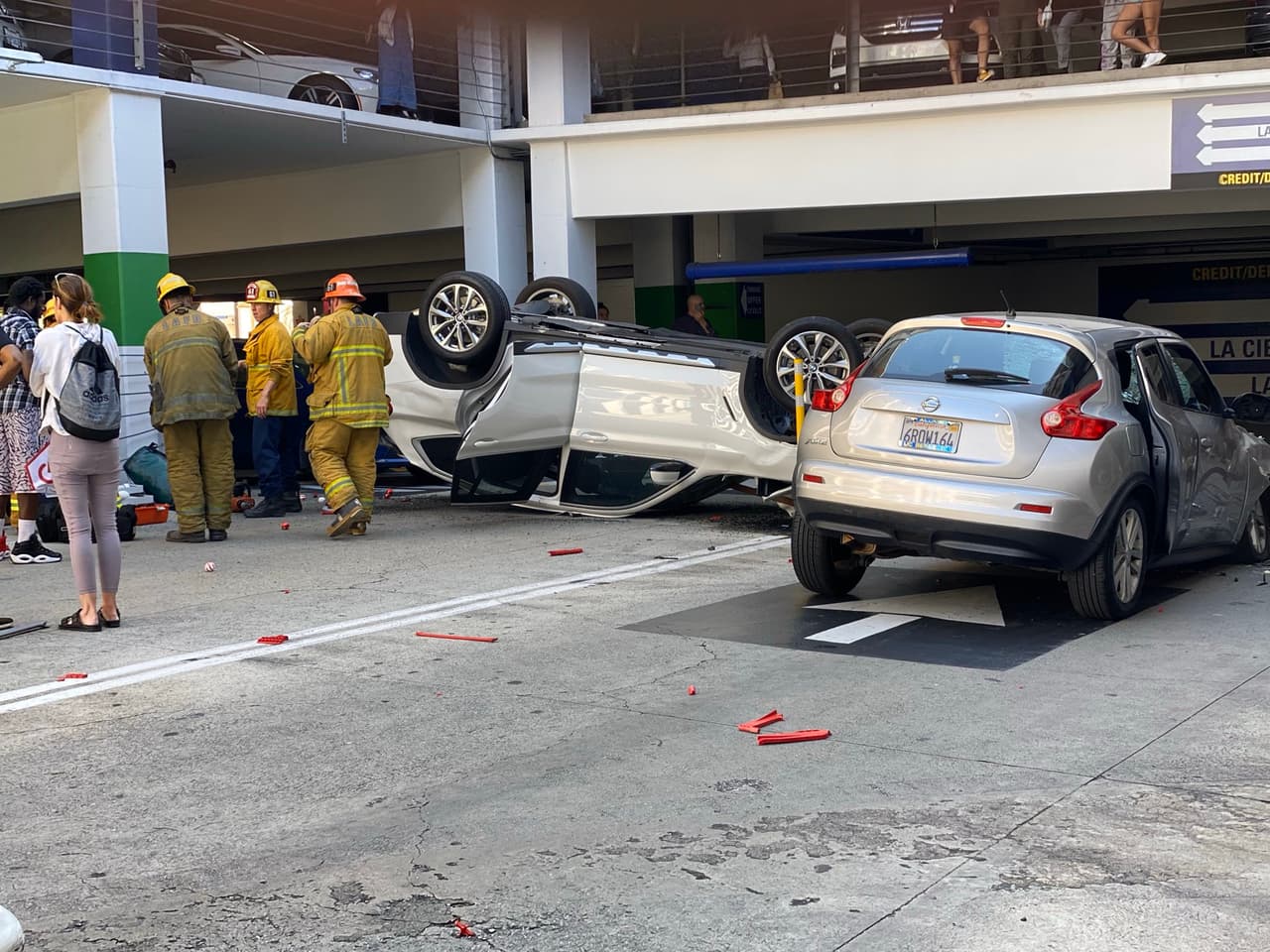 Dos personas fueron llevadas a un hospital con heridas menores.