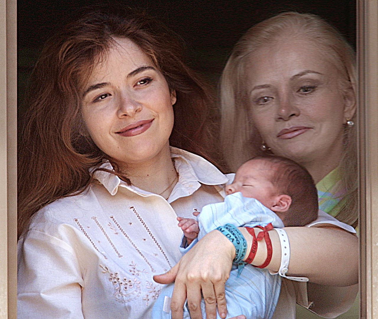 En 2002, 
<a href="https://www.univision.com/shows/el-gordo-y-la-flaca/fui-y-busque-las-respuestas-gloria-trevi-recuerda-como-vivio-la-perdida-de-su-hija-video">Gloria Trevi</a> dio a luz a su hijo Ángel Gabriel mientras estaba recluída en una cárcel de Brasil tras ser detenida y acusada, junto a su representante 
<a href="https://www.univision.com/entretenimiento/exclusiva-de-la-hija-de-sergio-andrade-que-no-quiere-saber-nada-de-el-no-tiene-corazon">Sergio Andrade</a> y su compañera Maria Raquenel Portillo, de corrupción de menores y hasta de asesinato en 2000.