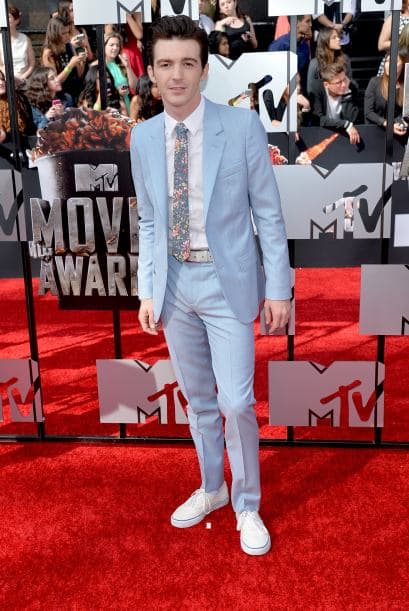 El cantante Drake Bell (quien hace poco se declaró en bancarrota). Mira aquí los videos más chismosos.