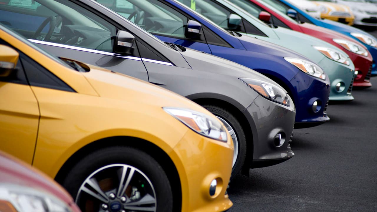 Las primas de los seguros de automóviles han aumentado por una serie de factores como los problemas y retrasos con la cadena de suministros de autopartes, explica Lorna Camacho, portavoz del Departamento de Seguros de Texas.