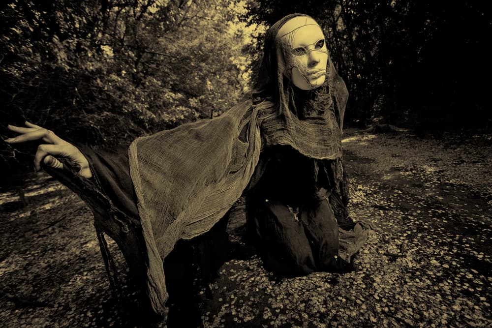 Una mujer que vivía en México en tiempos de la Colonia moría por el amor de un mal hombre, pero su familia no dejó que se fuera con él. Por ello y, cuando el tipo dejó la ciudad para irse a Veracruz, la chica se refugió con las monjas en el convento.