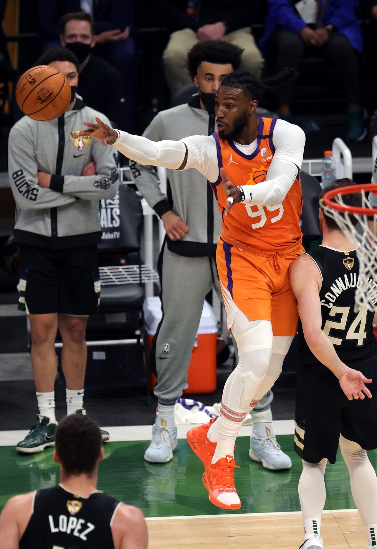 Los Suns se iban al descanso con la ventaja en el marcador tras la voltereta, pero sobre todo con el empuje anímico en territorio hostil.