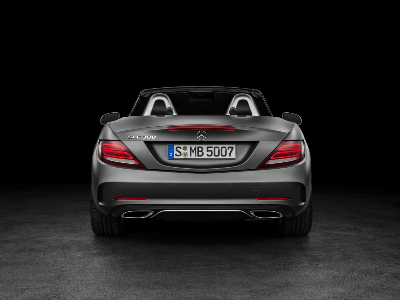 Las nuevas ópticas traseras del Mercedes-Benz SLC300 2017 le quitan el aspecto de severidad que se encontraba en el antiguo SLK