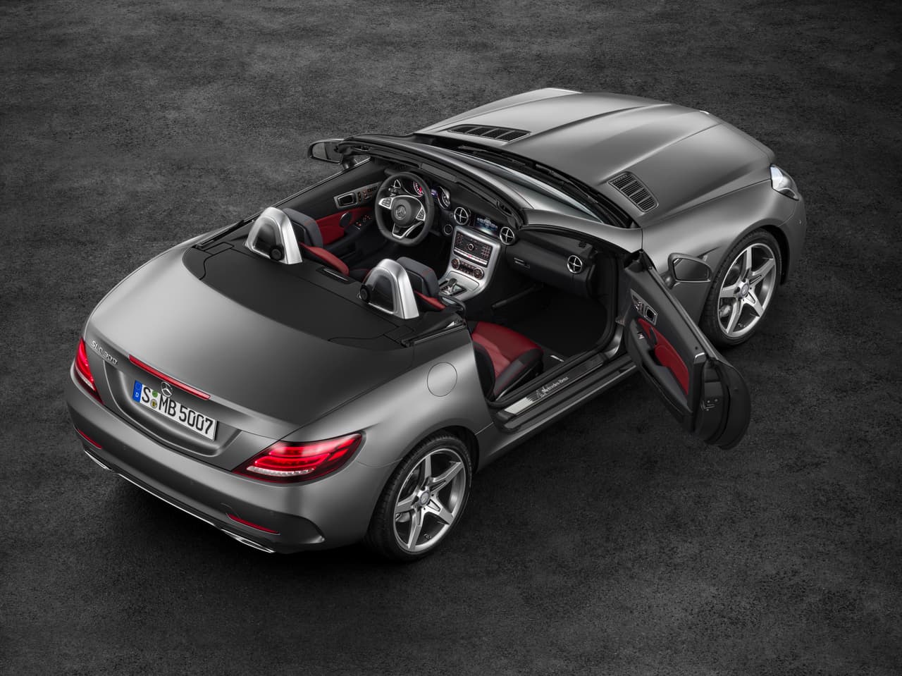 La relación del Mercedes-Benz SLC300 2017 con el antiguo SLK es evidente en todos los aspectos.