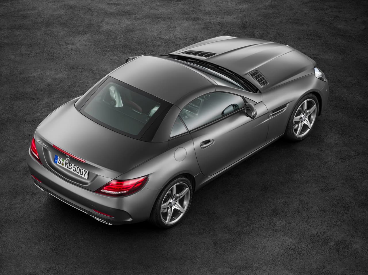 Con el techo cerrado el Mercedes-Benz SLC300 2017 ofrece toda la protección de un coupé convencional