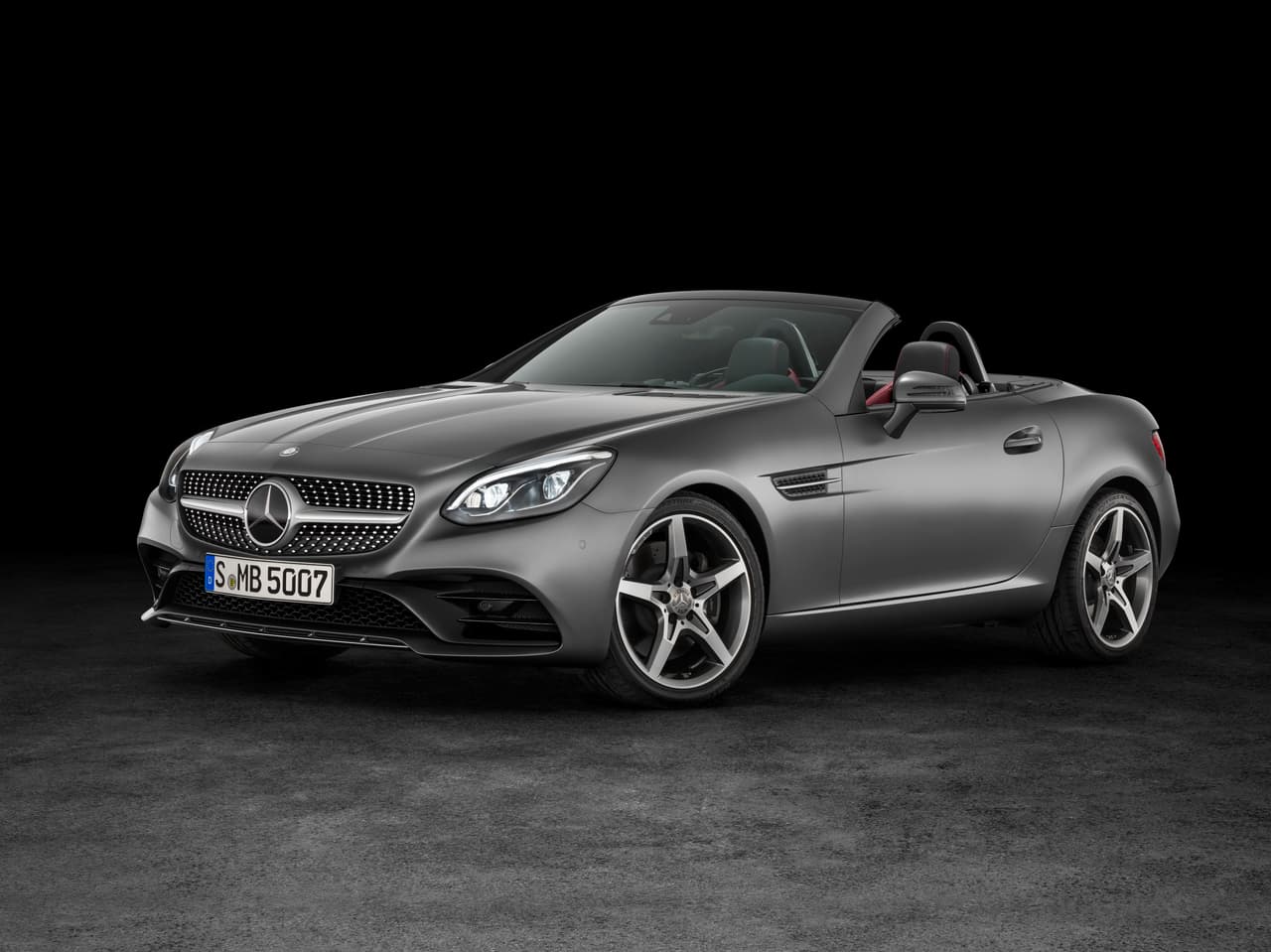 La proporción de trompa larga y cola corta le dan al Mercedes-Benz SLC300 2017 un aspecto elegante que denota poder.