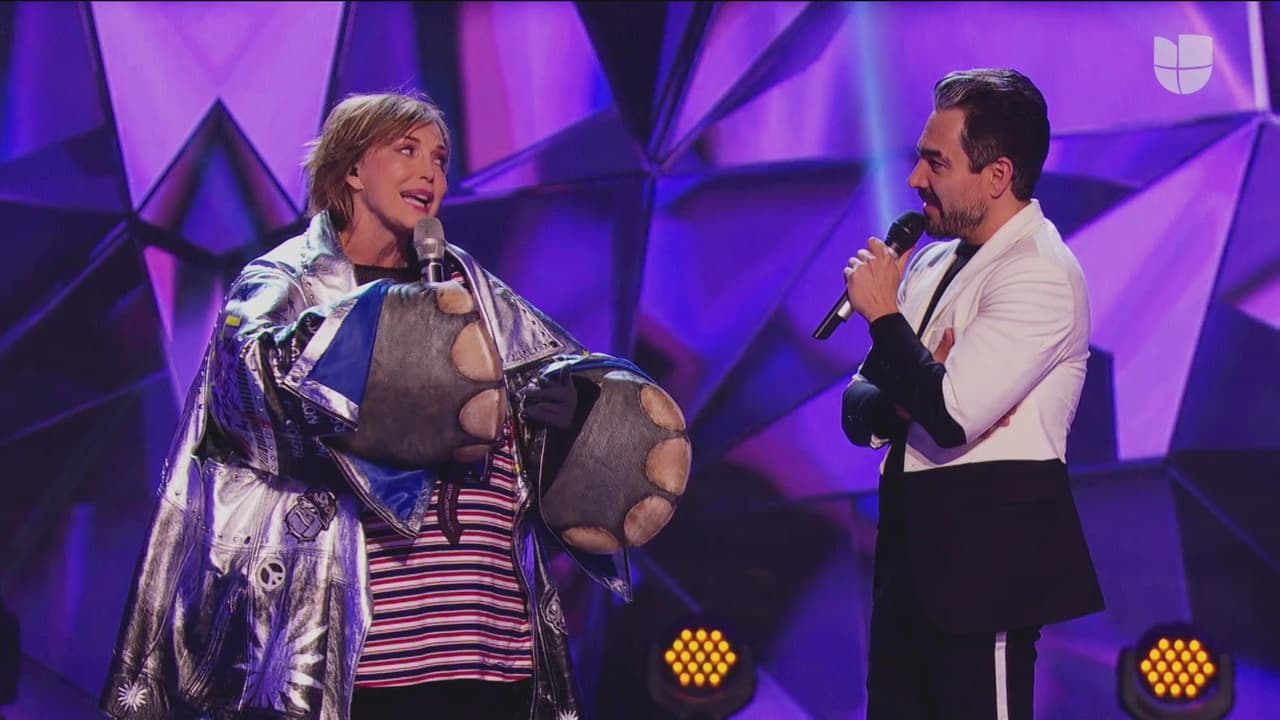 Tal como lo dijeron Yuri y Consuelo, la celebridad detrás de la máscara de este personaje era Laura Flores. La actriz y cantante con más de 40 años de trayectoria, inició en una agrupación musical con sus hermanos y ha participado en numerosas telenovelas y obras de teatro.