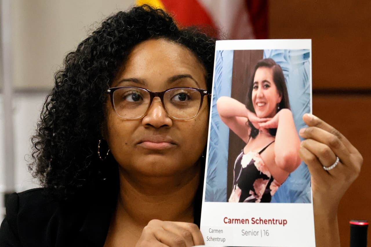 TaVeca Collins, directora de un grupo que apoya a víctimas, sostiene una fotografía de Carmen Schentrup durante el juicio contra el responsable del tiroteo de Parkland.