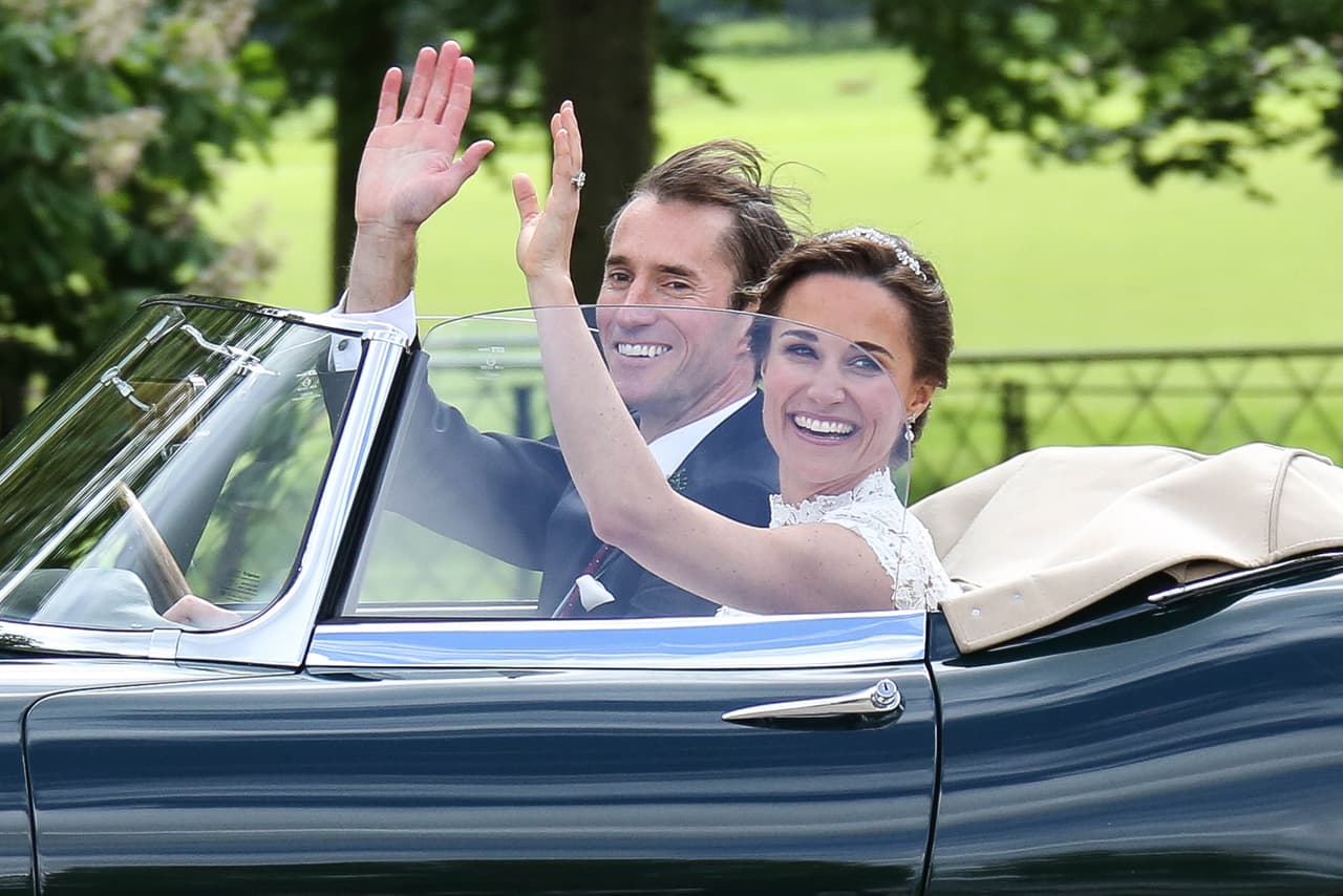 Pippa y su esposo James Matthews, rumbo a la recepción, en un clásico Jaguar.