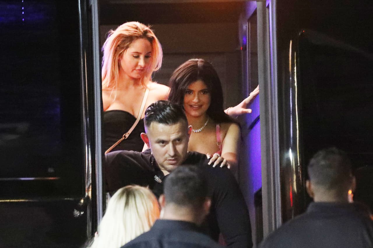 Y este domingo se dio a conocer, en 
<b><a href="https://people.com/tv/kylie-jenner-khloe-kardashian-tyga-lamar-odom-nightclub/">People</a></b> y 
<b><a href="https://www.tmz.com/2019/10/06/kylie-jenner-tyga-hyde-lounge-same-time-reunion/">TMZ,</a></b> que Kylie Jenner y Tyga fueron vistos en el mismo club, en West Hollywood (foto) el pasado sábado por la noche.