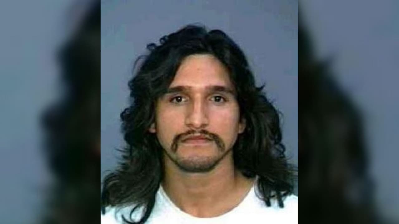 <h3 class="cms-H3-H3"><b>Juan Antonio Beltrán López</b></h3>
<br>Raza: hispana
<br>Género: masculino
<br>Altura: 5'7"
<br>Peso: 160 libras
<br>Cabello: negro
<br>Ojos: marrón
<br>Edad: 54
<br>
<br>
<h3 class="cms-H3-H3">Policía de Seaside lo busca por asesinato:</h3>
<br>El 10 de agosto de 1999, una maestra de escuela de 50 años fue encontrada muerta en su residencia ubicada en Seaside, California. La víctima recibió un disparo en el cuello. Beltrán López, que había estado alquilando una habitación de la víctima, desapareció después del asesinato y nunca fue localizado. El arma homicida finalmente se recuperó en el lugar de trabajo del sospechoso. Hay una orden de arresto activa para Beltrán López y se cree que tiene familia en el sur de California.