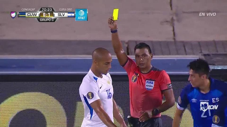 Tarjeta amarilla. El árbitro amonesta a Gino van Kessel de Curaçao