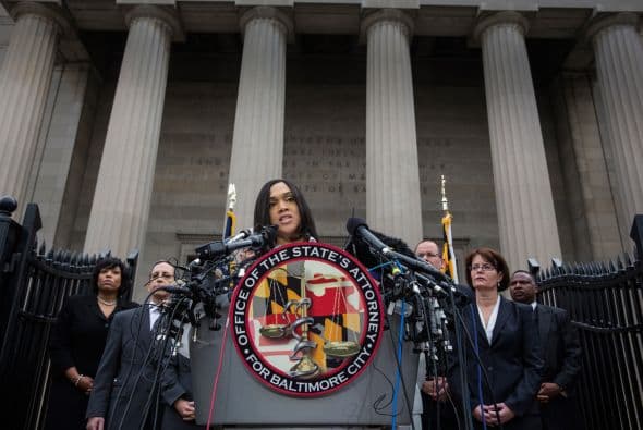 En una rueda de prensa, la fiscal estatal, Marilyn Mosby, detalló que considera la muerte de Gray un homicidio, provocado por malas prácticas durante una detención "ilegal".