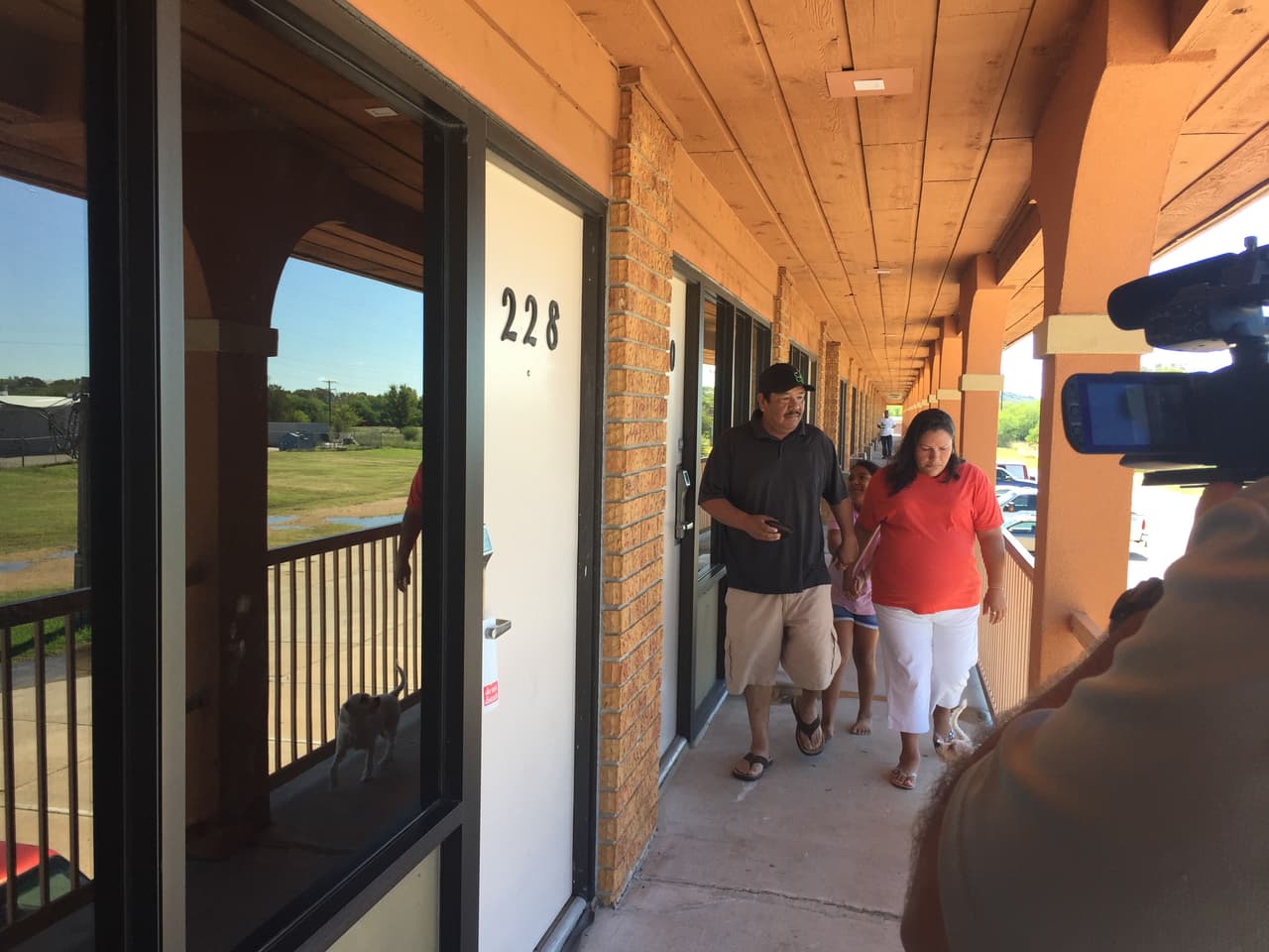 Brenda, su esposo y sus dos hijas han tenido que vivir los últimos dos meses en un hotel.