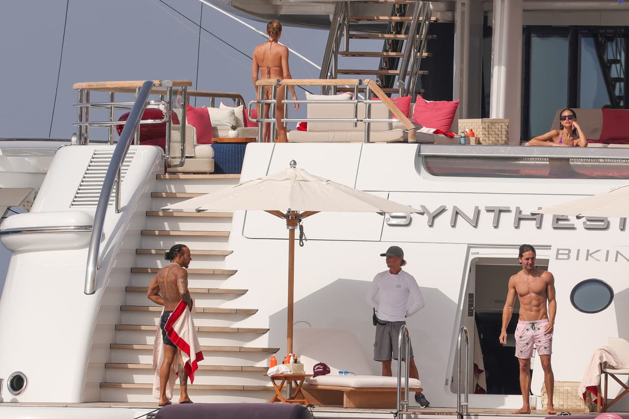 De acuerdo con la información de medios británicos como The Mirror, en el yate también viajaba el director de cine, Baz Luhrmann, y su mujer, Catherine Martin. 
<br>