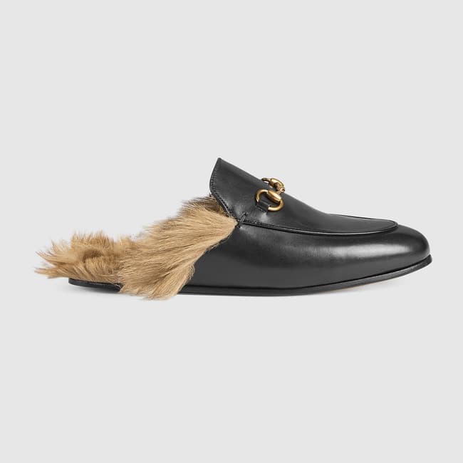 Horsebit fur loafers. Muchas marcas han querido reinventar esta temporada sus piezas insignia, pero Alessandro Michele, para Gucci, lo ha hecho mejor que nadie. El diseñador tomó los icónicos mocasines Horsebit y los reinventó para el desfile de Fall 2015.
