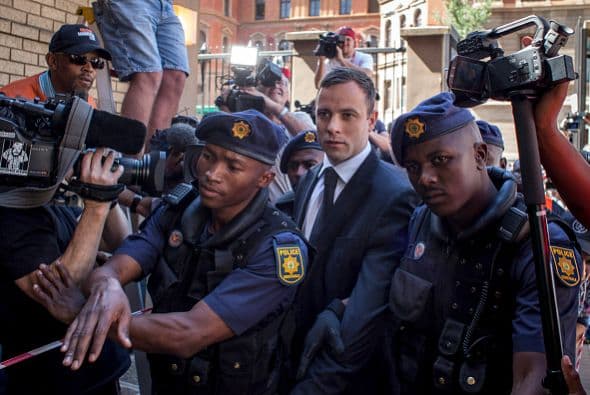 Un gran número de personas se dieron cita en el Tribunal Superior de Pretoria al que Pistorius llegó por la mañana.