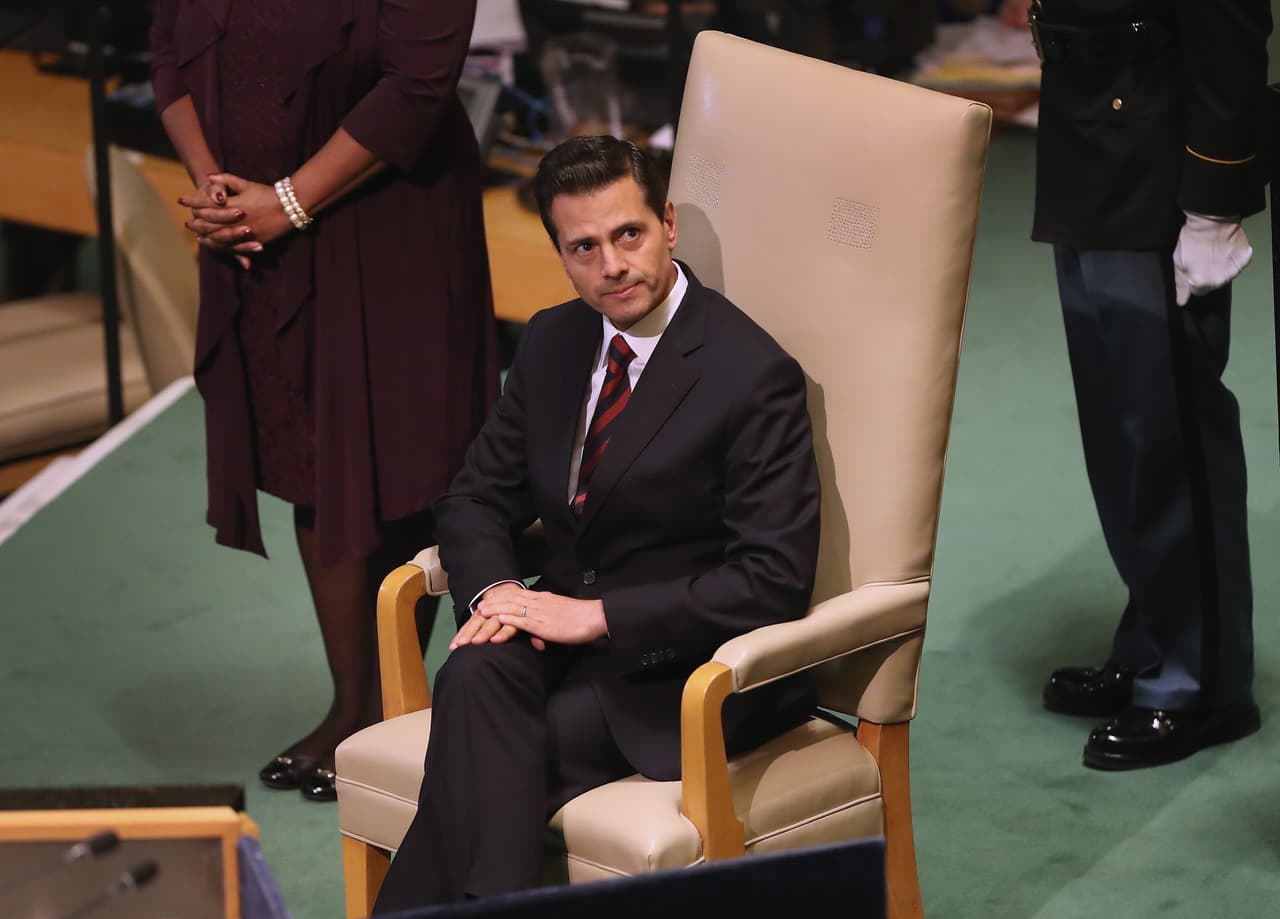 Peña Nieto
<b>es además accionista de una empresa, que fue fundada cuando aún era gobernante</b> y que, justamente, ahora lo tiene en el centro de la investigación de la fiscalía, porque esa empresa al parecer presenta irregularidades financieras y fiscales.
<br>
<br> “Particularmente la empresa A le deposita a un accionista y familiar una cantidad aproximada de 35.9 millones de pesos mexicanos (1.7 millón de dólares) quien a su vez retorna a la misma empresa aproximadamente 22.8 millones (1.1 millón de dólares)”, dijo Pablo Gómez, titular de la Unidad de Inteligencia Financiera de la fiscalía de México.
<br>
<br>La otra empresa, que fue formada por el expresidente y familiares antes de que llegara al poder en México y con la que el exmandatario aparece vinculado, según Gómez, “en una relación simbiótica con una moral transnacional”, es una que según la fiscalía habría recibido 500,000 millones de dólares del gobierno federal mientras Peña Nieto estuvo en el poder. Estos fondos se habrían movido en transferencias internacionales a EEUU y Reino Unido.