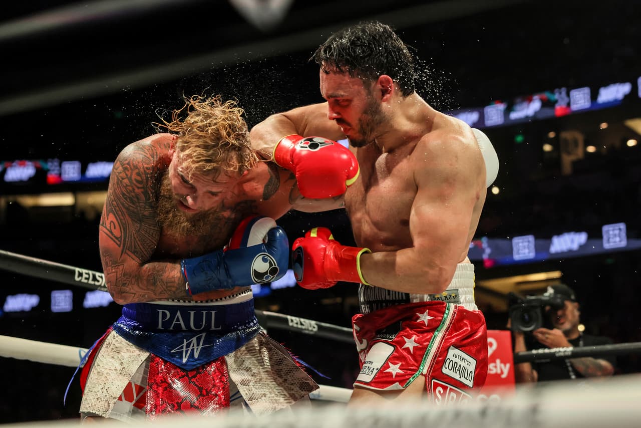 Julio Cesar Chavez Jr, derecha, golpea a Jake Paul durante su combate de boxeo de peso crucero el sábado 28 de junio de 2025, en Anaheim, California.