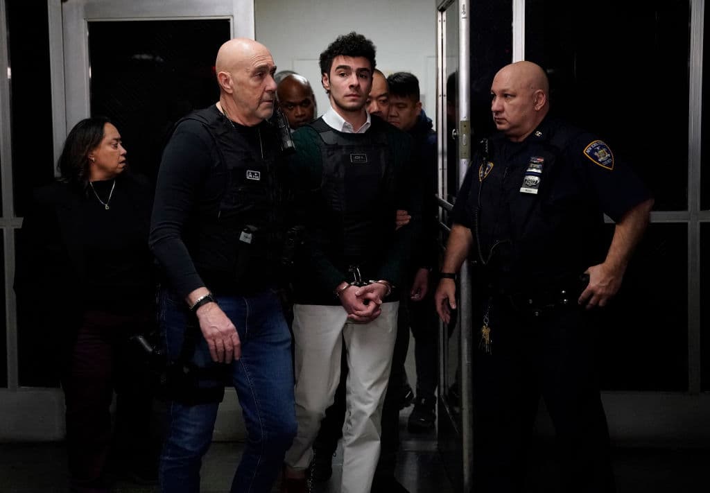 <b>Vida en prisión - </b>Su experiencia en el Centro de Detención Metropolitano incluye momentos de rutina como los jueves de pollo con salsa BBQ, que describe como "la comida más real" disponible. Mantiene una relación positiva con el personal y oficiales correccionales, y valora especialmente la sabiduría compartida por su compañero de celda "J".