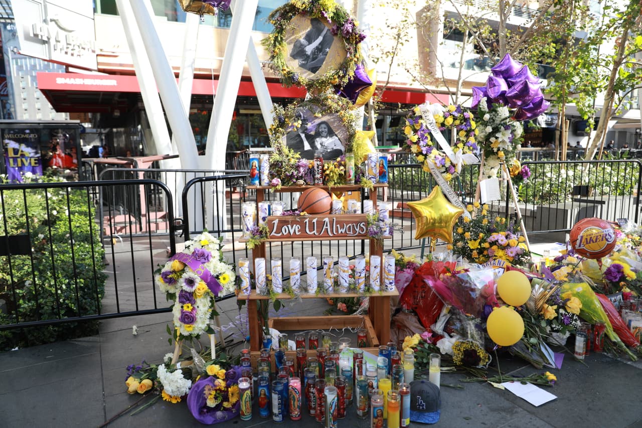 Un altar lleno de velas, sirve como consuelo para los más religiosos, que buscan de esta manera acompañar a la leyenda del baloncesto en su último viaje hacia el cielo.