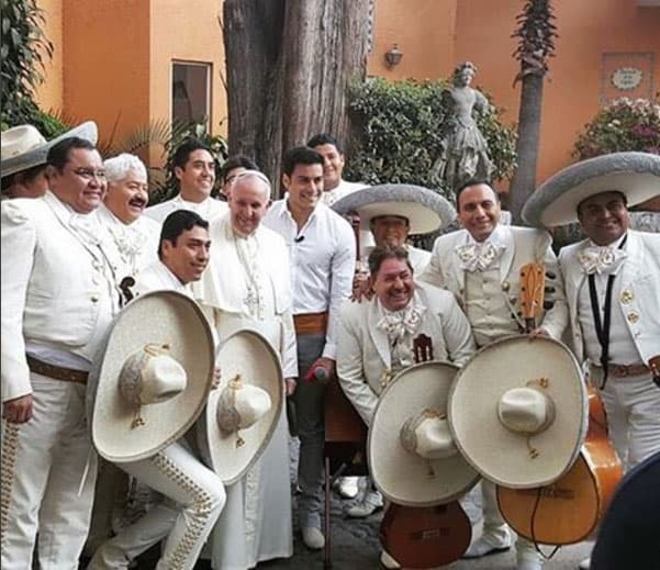 A través de Instagram compartió esta foto y escribió: "#YoCreo y como católico fue una gran bendición cantarle a S.S. El Papa Francisco. Le dije que los jóvenes creemos en él. Él me pidió que rezáramos por él. Una experiencia inolvidable. Gracias al Mariachi 2000 de Cutberto Pérez por acompañarme".