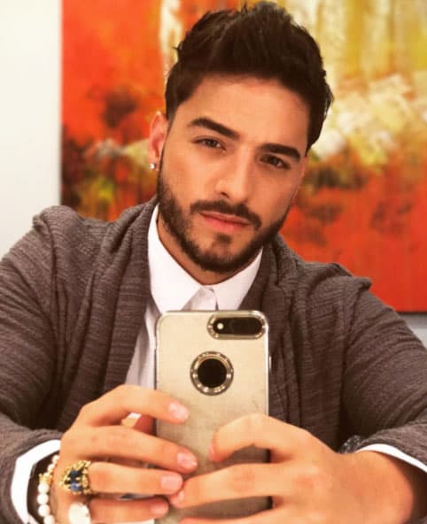 Conforme fue cosechando éxitos comenzó a jugar con su imagen, aquí lo vemos con un copete, un arete en su oreja derecha y barba más tupida.