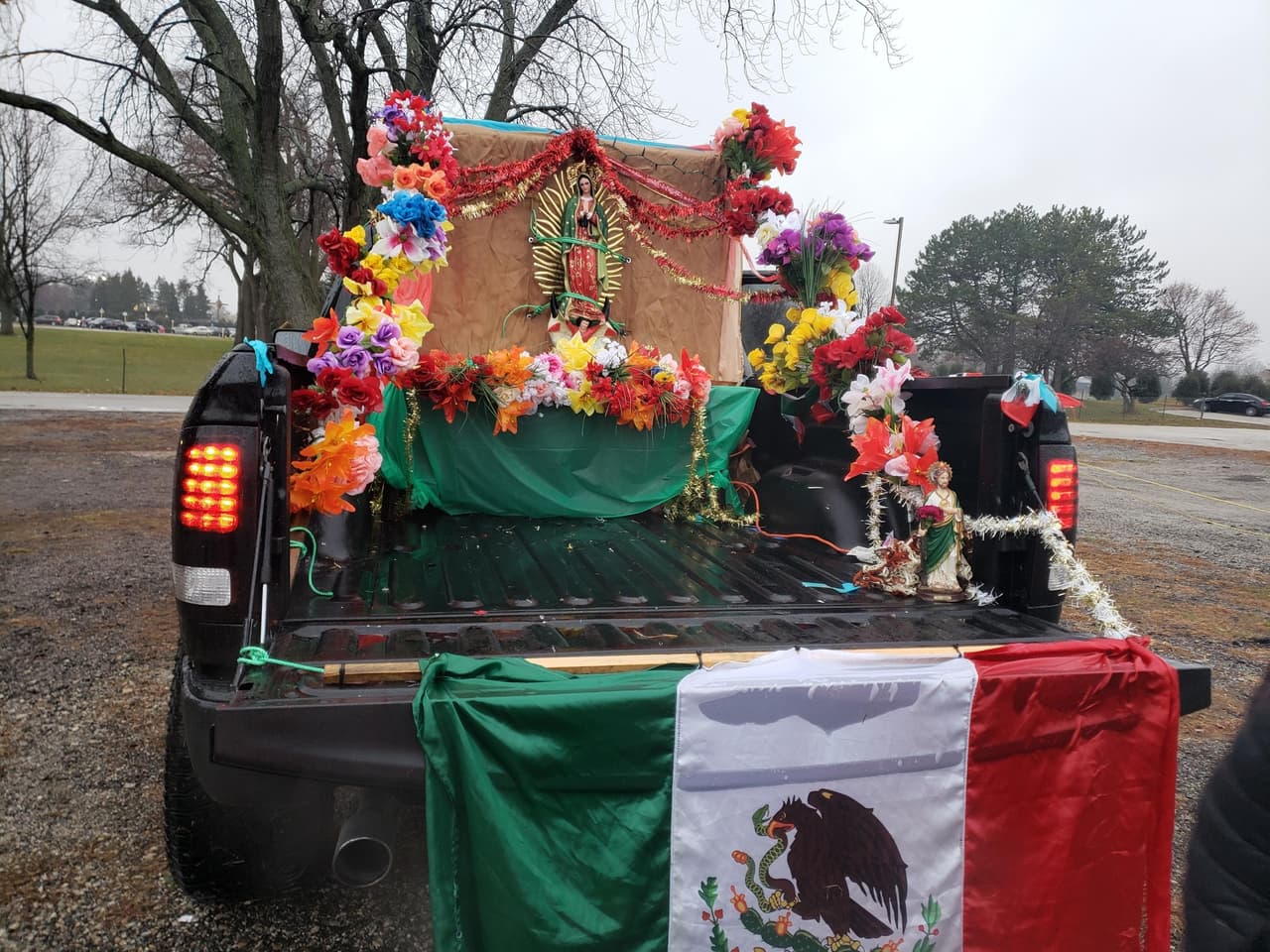 También se llevó a cabo la ceremonia de bendición de pick-ups.