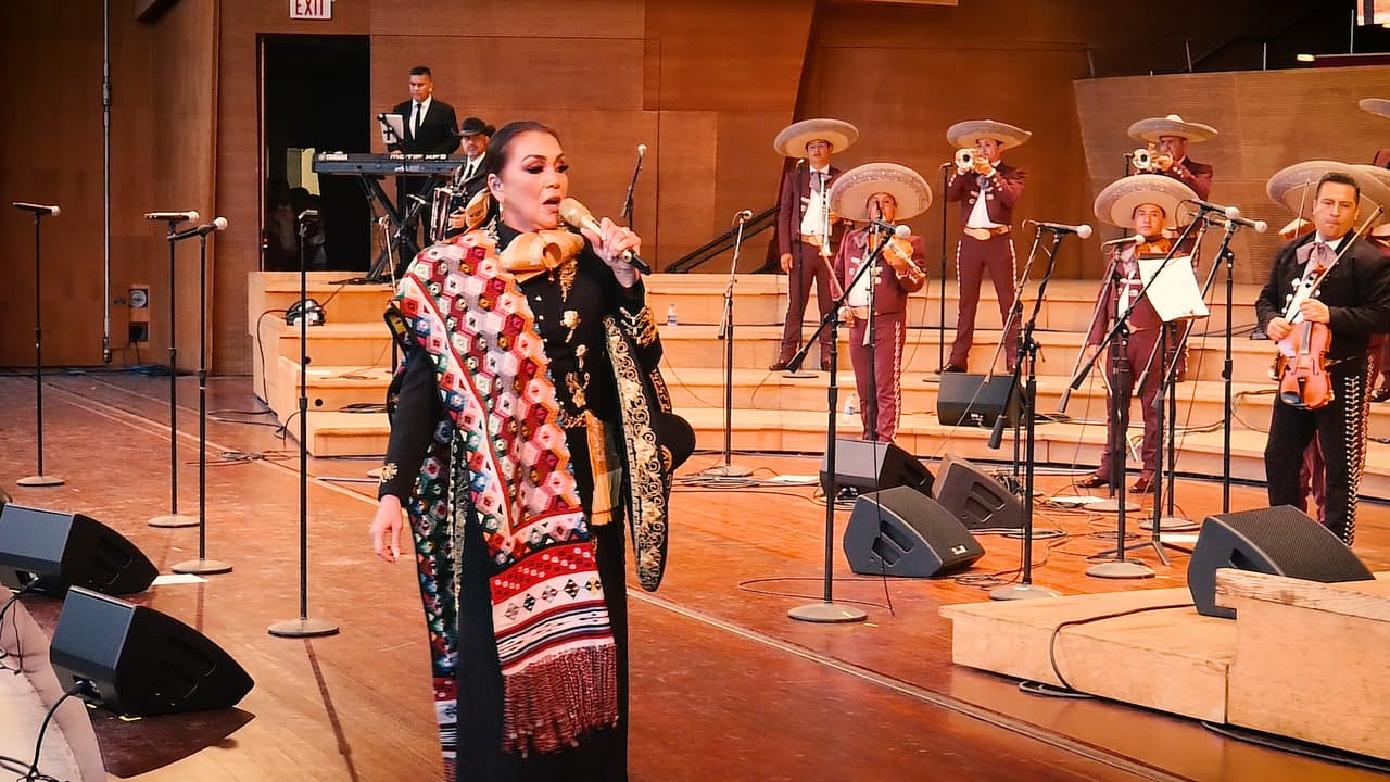César Maldonado es banquero y es el fundador de la Fundación Herencia de México que se dedica a promover el mariachi entre los jóvenes del sur de Chicago. Hace unos años los estudiantes grabaron un disco y fueron nominados al Grammy. Ahora giran por el mundo.