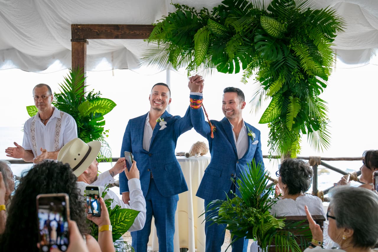 Con un lazo y anillos como símbolos de compromiso, Luis y Renato sellaron su unión con la promesa de amarse por el resto de sus vidas.