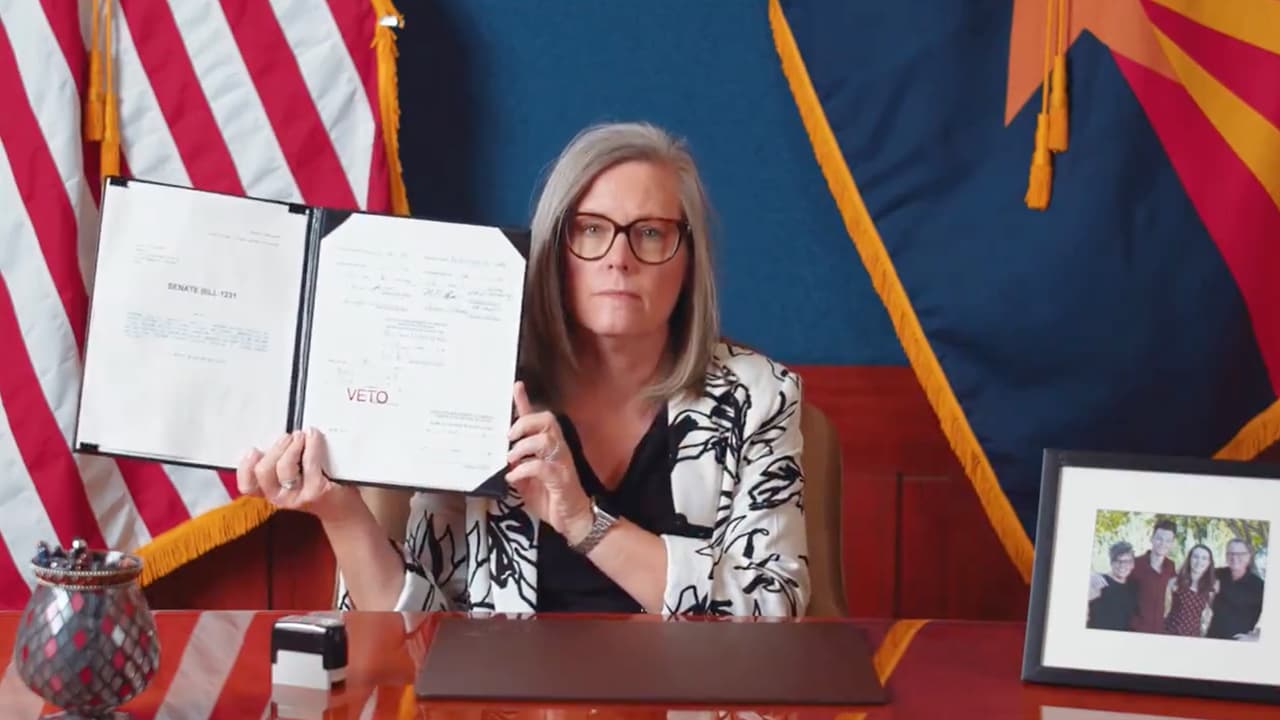 Gobernadora Katie Hobbs veta la propuesta de ley anti-inmigrante SB 1231