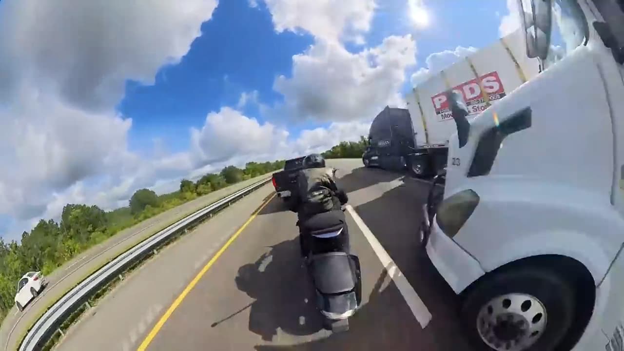 En un momento está cerca de chocar contra un remolque, pero justo cuando adelanta el camión choca contra la parte trasera de una GMC.