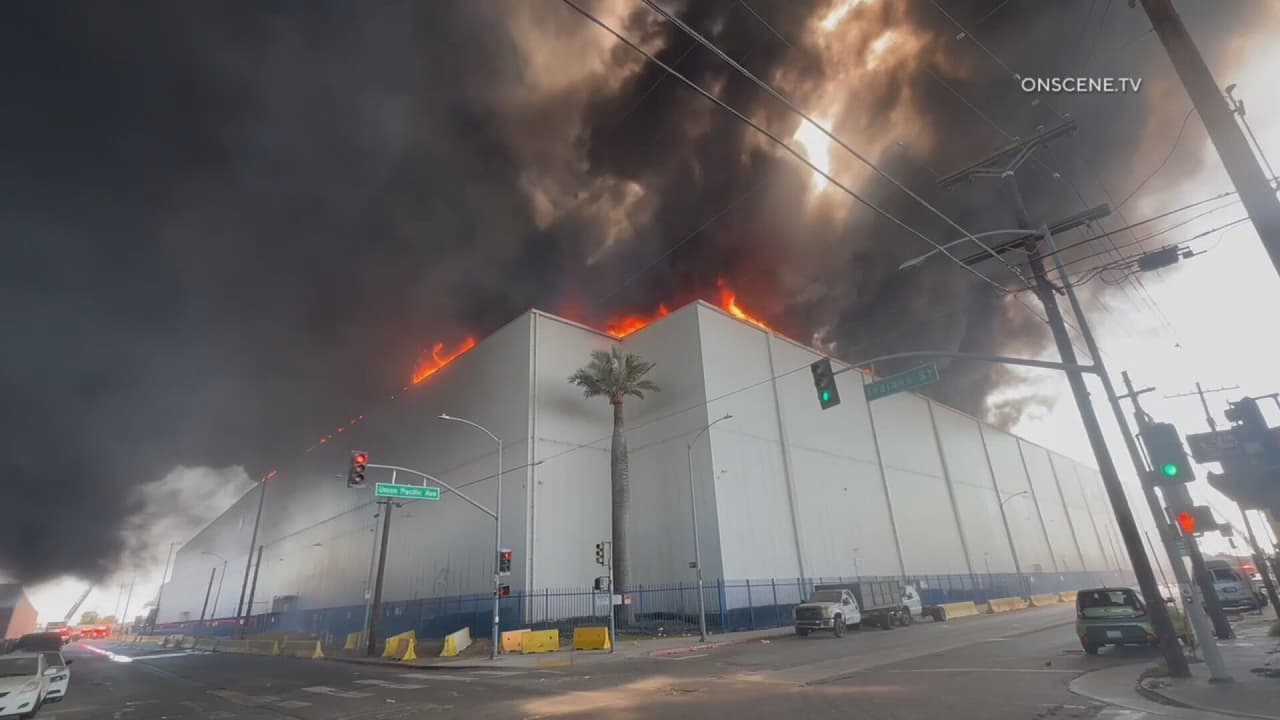 Incendio en Boyle Heights: arde almacén y activan refugio en el lugar por humo