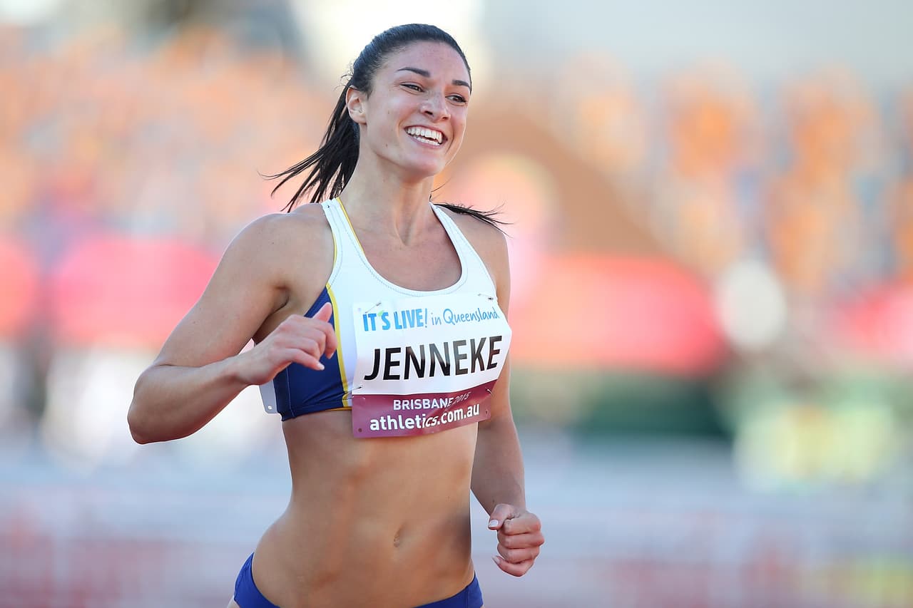 Jenneke se hizo popular por un 
<a href="http://www.univision.com/deportes/vuelve-el-baile-sexy-de-michelle-jenneke-a-las-pistas">sexy baile realizado antes de una competencia en 100 metros vallas</a>. Desde allí, su figura no pasa desapercibida en las pistas. Aunque apenas superó la primera ronda en las pasadas olimpiadas, a sus 23 años aún tiene mucha carrera para deleitar con su talento, su atlético cuerpo y bella sonrisa.