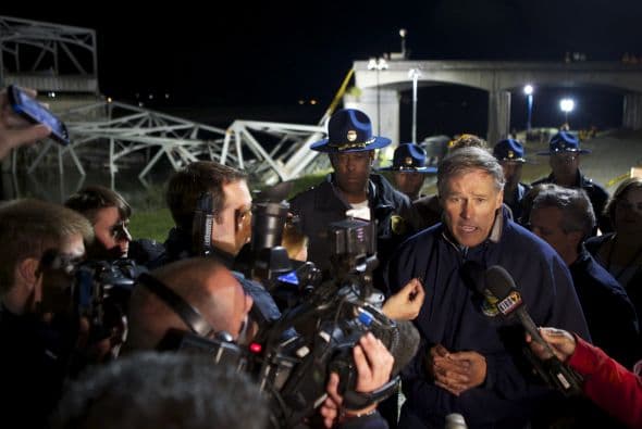 El Gobernador del Estado de Washington, Jay Inslee, se presentó en el lugar del accidente y fue abordado por los medios de comunicación.