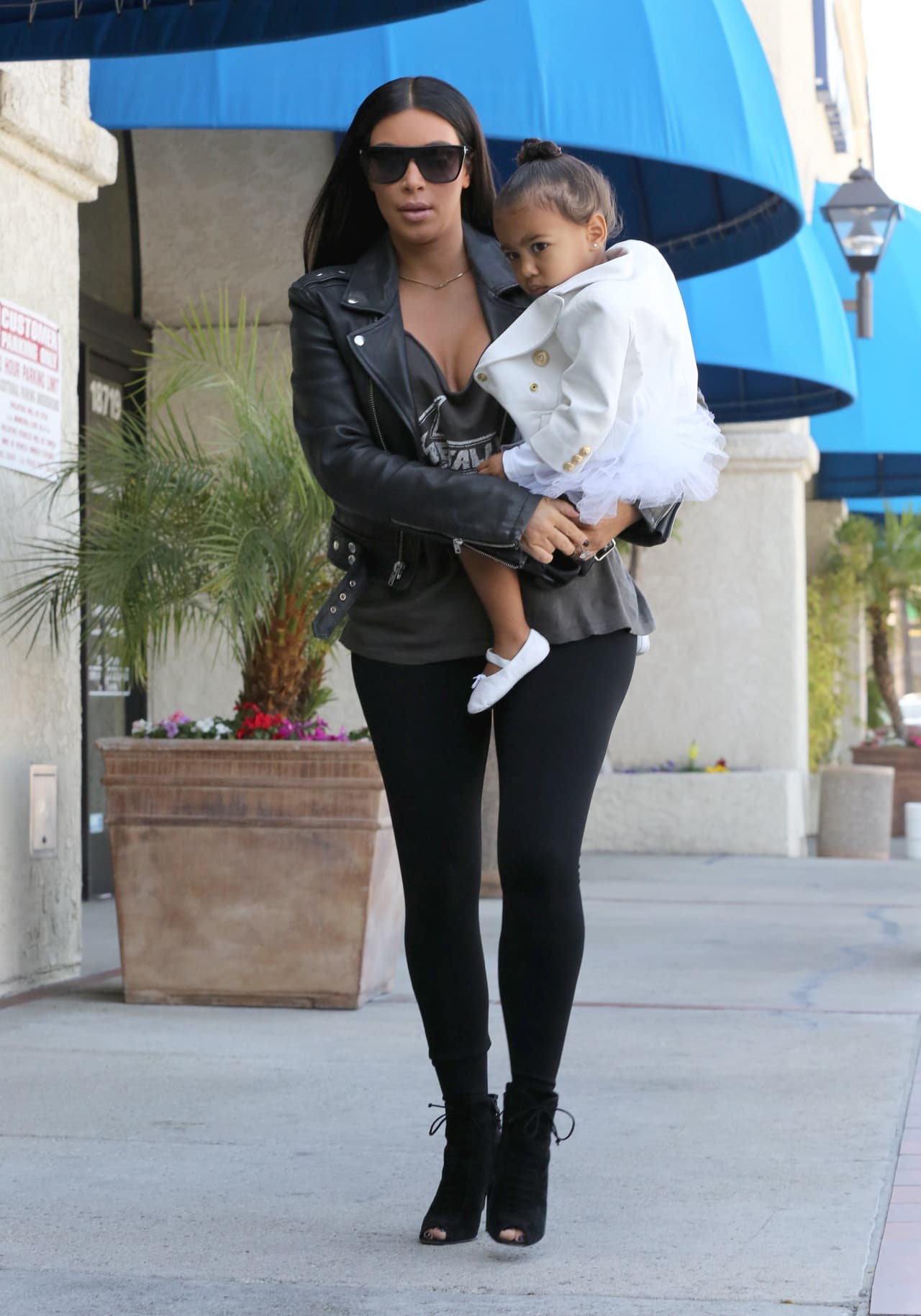 Sin embargo, 
<b>la placenta quedó adherida</b> y la empresaria tuvo que ser intervenida quirúrgicamente para removerla y detener las hemorragias internas.
<br>