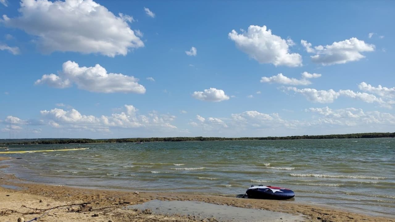 En 
<b>Joe Pool Lake</b>, cerca de Duncanville y al sur de Metroplex, es uno muy frecuentado por familias hispanas. Si visitas este lago, debes tener precaución y usar un chaleco salvavidas y vigilar a tus hijos para prevenir ahogamientos.