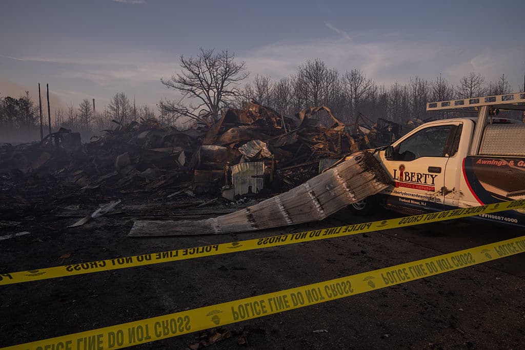 Doce estructuras adicionales permanecen bajo amenaza, según reportes del servicio forestal.