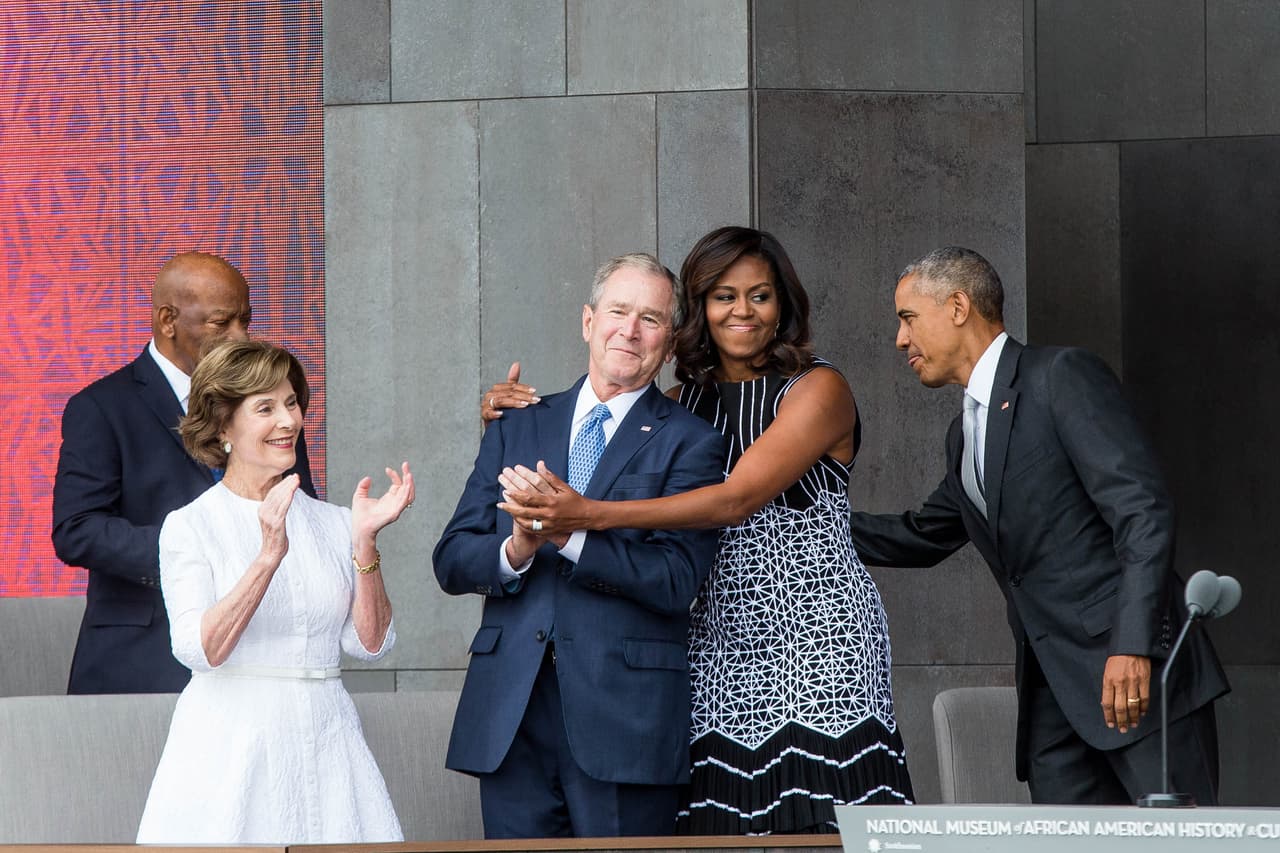 La amistad quedó claramente manifiesta en esta imagen 
<b><a href="http://www.nbcnews.com/news/us-news/michelle-obama-embraces-george-w-bush-why-photo-was-so-n654451">que se hizo viral en septiembre de 2016 </a></b>en la que Michelle Obama le profirió un abrazo cálido al mandatario durante la inauguración del Museo Nacional de la Historia y la Cultura Afroamericana, del que, por cierto, fue George W. Bush quien firmó la legislación que permitió crearlo. Eran tiempos de plena polarización entre el partido Demócrata y Republicano que apoyaban cada uno a Hillary Clinton y al entonces candidato Donald Trump, por eso, en este abrazo, las redes sociales celebraron un mensaje claro: 
<b><a href="http://news.groopspeak.com/what-michelle-obama-just-did-to-george-w-bush-is-breaking-the-internet-pictures/">"todos somos Estados Unidos".</a></b>
<br>