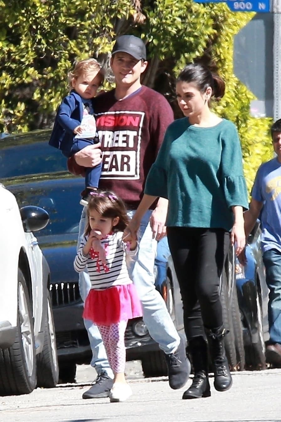 Mila Kunis y Ashton Kutcher también se han dejado ver en lugares públicos como una familia común.