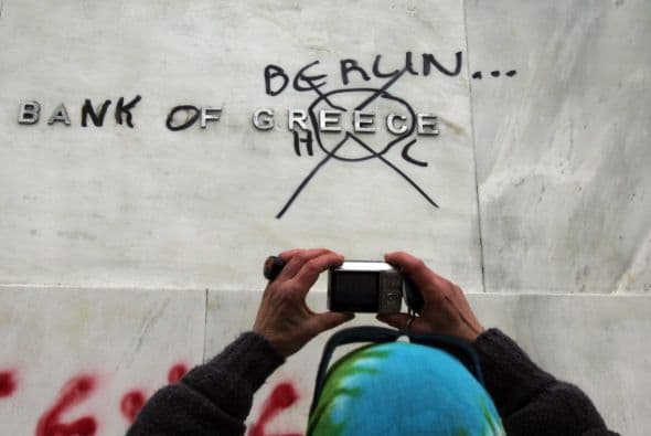 "El pueblo debe hacerse cargo de la situación (...) si esas medidas se aprueban, Grecia estará bajo ocupación", mencionó Constantinos Amonas, obrero en una fábrica.